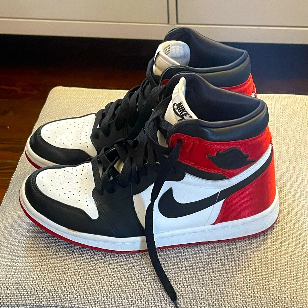 2019 Wmns Air Jordan 1 Retro High 'Satin Black Toe'